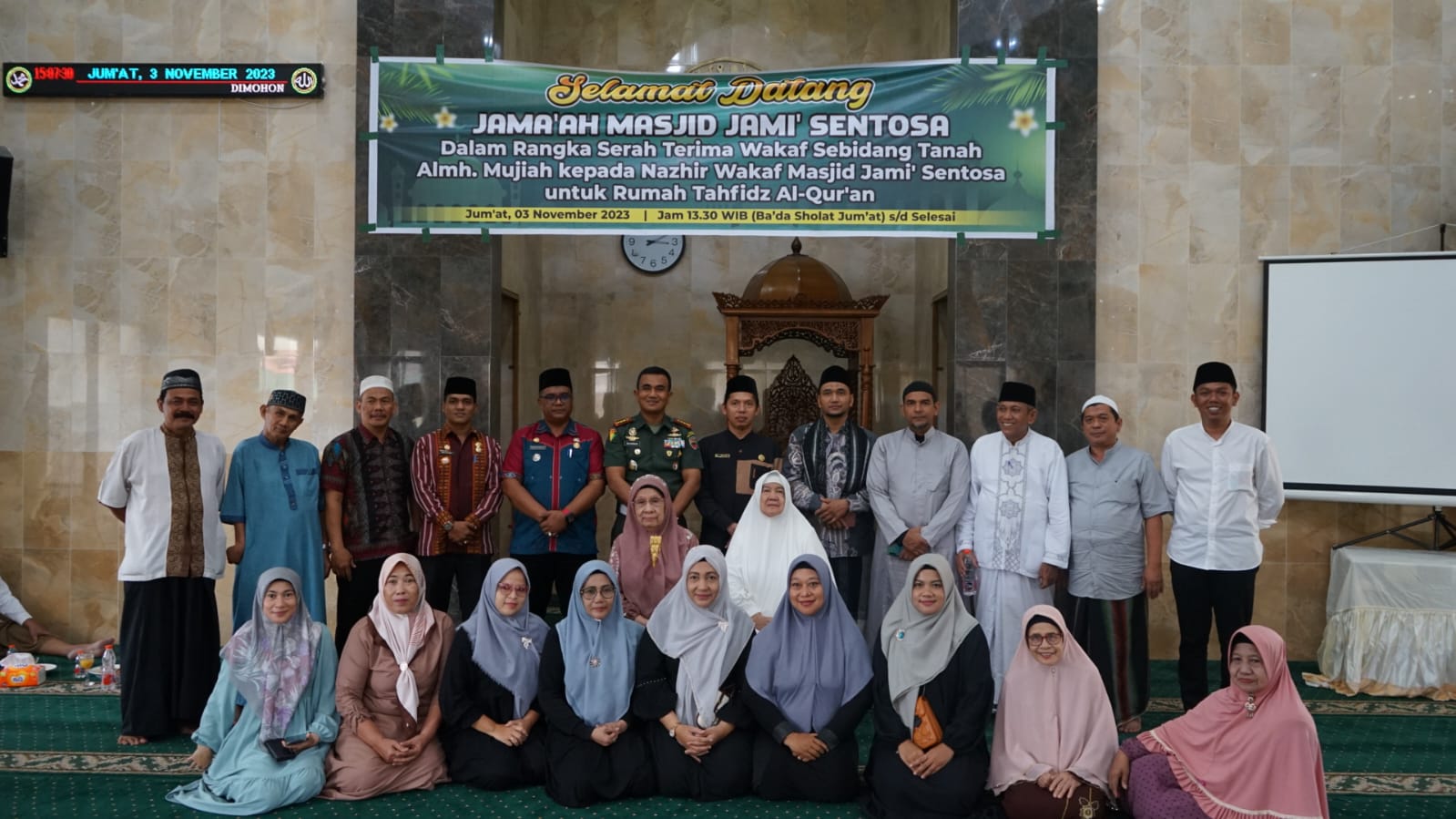 Serah terima Wakaf sebidang tanah milik Alm. Mujiah dari Kel. Alm.Mujiah kepada Nazir Masjid Jami' Sentosa yang akan digunakan untuk rumah Tahfidz Qur’an yang dihadiri oleh Camat Medan Perjuangan Bapak Muhammad Pandapotan Rit